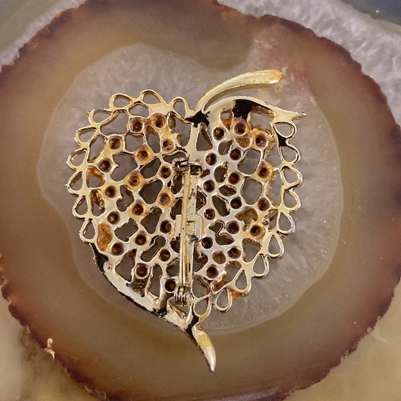 Vintage gold & red glass brooch.  Final !  2.25" x 2" - Picture 2 of 11